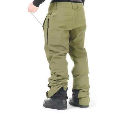 Grüne Snowboardhose mit schwarzen Stiefeln und verstellbarem Bund. Grüne Snowboardhose mit schwarzen Stiefeln und verstellbarem Bund.