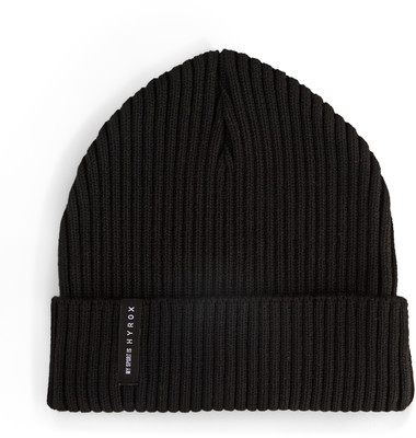Schwarze Rippstrickmütze mit kleinem Logo-Etikett Schwarze Rippstrickmütze mit kleinem Logo-Etikett