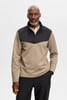 Mann in beige mit schwarzem Streifen und J.Lindeberg Logo.