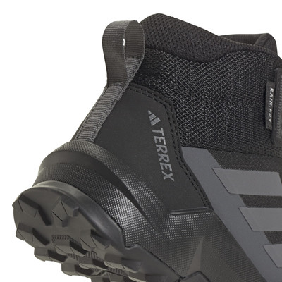 Az Adidas Terrex túrabakancs részlete logóval és textúrával. Az Adidas Terrex túrabakancs részlete logóval és textúrával.