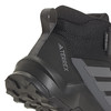 Az Adidas Terrex túrabakancs részlete logóval és textúrával.