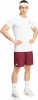 Ein Mann in einem weißen T-Shirt, burgunderfarbenen Shorts und einem weißen Adidas-Stirnband.