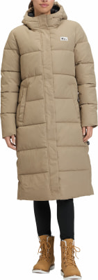 Damen-Steppmantel in Beige mit Kapuze und Schnürstiefeln. Damen-Steppmantel in Beige mit Kapuze und Schnürstiefeln.