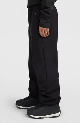 Schwarze Hose mit orangefarbenem Detail und schwarzen Stiefeln. Schwarze Hose mit orangefarbenem Detail und schwarzen Stiefeln.