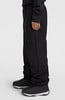 Schwarze Hose mit orangefarbenem Detail und schwarzen Stiefeln.