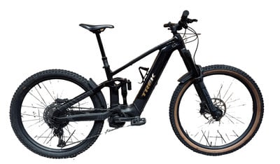 Schwarzes Trek Mountain-E-Bike mit Federung und goldener Beschriftung. Schwarzes Trek Mountain-E-Bike mit Federung und goldener Beschriftung.