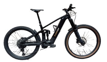 Schwarzes Trek Mountain-E-Bike mit Federung und goldener Beschriftung.