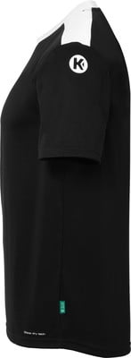 Schwarzes T-Shirt mit weißem Streifen an der Schulter und K-Logo.