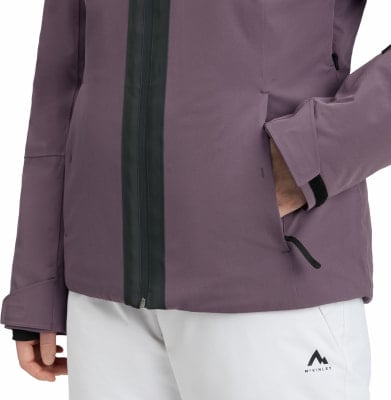 Lila Damenjacke mit schwarzem Reißverschluss und Tasche, McKinley-Logo auf weißer Hose.
