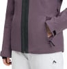 Lila Damenjacke mit schwarzem Reißverschluss und Tasche, McKinley-Logo auf weißer Hose.
