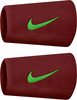Zwei dunkelrote Nike-Schweißbänder mit grünem Logo.