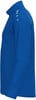 Blaue Sportjacke mit Logo auf der Schulter und weißem Kragen.