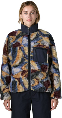 Damen-Fleecejacke mit buntem Patchwork-Muster und dunkelblauem Kragen. Damen-Fleecejacke mit buntem Patchwork-Muster und dunkelblauem Kragen.