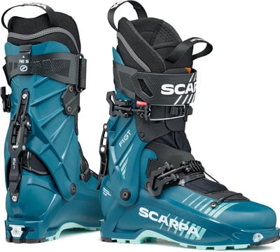 Türkisfarbene SCARPA Skischuhe mit schwarzen Schnallen und Markenlogos. Türkisfarbene SCARPA Skischuhe mit schwarzen Schnallen und Markenlogos.
