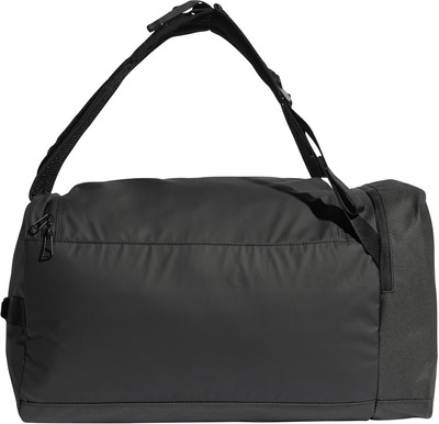 Schwarze Sporttasche mit verstellbarem Riemen und Reißverschluss. Schwarze Sporttasche mit verstellbarem Riemen und Reißverschluss.