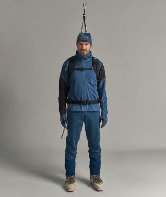 Mann in Skikleidung mit Skiern auf dem Kopf. Mann in Skikleidung mit Skiern auf dem Kopf.