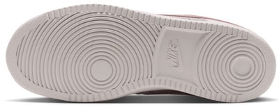 Nike futócipő talpa körkörös mintával és Nike logóval. Nike futócipő talpa körkörös mintával és Nike logóval.