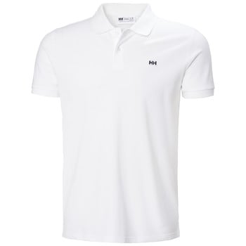 Fehér galléros póló rövid ujjal és Helly Hansen logóval.