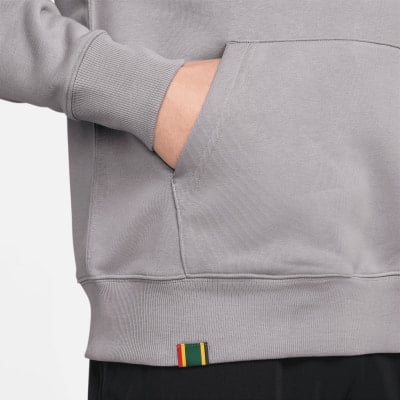 Grauer Hoodie mit Tasche und farbigem Aufnäher am Saum. Grauer Hoodie mit Tasche und farbigem Aufnäher am Saum.