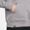Grauer Hoodie mit Tasche und farbigem Aufnäher am Saum.