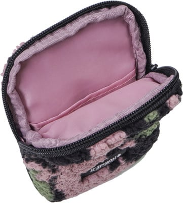 Geöffnete, flauschige Geldbörse mit rosa Futter und Camouflage-Muster.