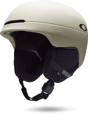 Ein beiger Oakley-Skihelm mit schwarzen Ohrenklappen und verstellbarem Riemen.