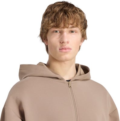 Junger Mann im braunen Hoodie mit Reißverschluss auf weißem Hintergrund. Junger Mann im braunen Hoodie mit Reißverschluss auf weißem Hintergrund.