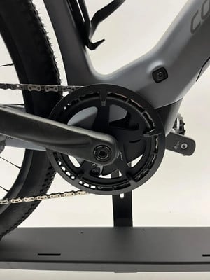 Nahaufnahme von Kurbeln und Kette eines E-Bikes mit Rahmenteil. Nahaufnahme von Kurbeln und Kette eines E-Bikes mit Rahmenteil.