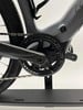 Nahaufnahme von Kurbeln und Kette eines E-Bikes mit Rahmenteil.