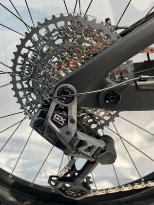 Detail des SRAM GX Eagle Schaltwerks an einem Mountainbike. Detail des SRAM GX Eagle Schaltwerks an einem Mountainbike.