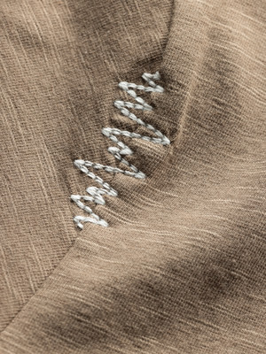 Detail eines Stoffes mit weißer Zickzack-Naht. Detail eines Stoffes mit weißer Zickzack-Naht.