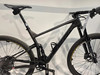 Schwarzes Fully-Mountainbike mit RockShox-Federung und Carbonrahmen.