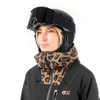 Eine Frau in einem Skianzug mit Leopardenmuster und Helm.