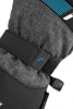 Detail eines Handschuhs mit blauem Logo und verstellbarem Klettverschluss.