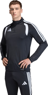 Ein Mann in einem schwarzen Langarmshirt mit weißen Adidas-Streifen und schwarzer Hose.