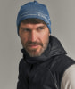 Ein Mann mit blauer Mütze und schwarzer Weste.