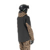 Skijacke und Hose mit Leopardenmuster und schwarzem Helm.