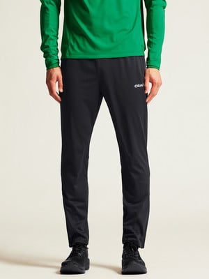 Ein Mann in schwarzer Jogginghose und grünem Langarmshirt. Ein Mann in schwarzer Jogginghose und grünem Langarmshirt.