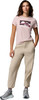 Model in rosa T-Shirt mit Bergprint und beiger Hose.