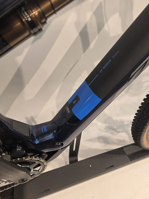Rahmendetail eines E-Bikes mit Bosch-Logo und blauem Streifen. Rahmendetail eines E-Bikes mit Bosch-Logo und blauem Streifen.