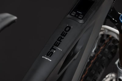 Nahaufnahme eines E-Bike-Rahmens mit STEREO-Logo und ACTIONTEAM-Schriftzug. Nahaufnahme eines E-Bike-Rahmens mit STEREO-Logo und ACTIONTEAM-Schriftzug.