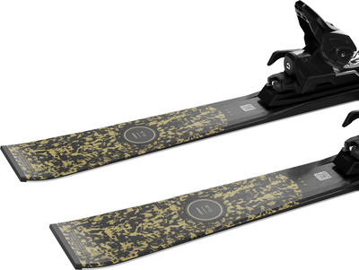 Ski mit schwarzen und goldenen Mustern und schwarzer Bindung auf weißem Hintergrund. Ski mit schwarzen und goldenen Mustern und schwarzer Bindung auf weißem Hintergrund.