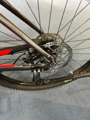 Rückseite eines Mountainbikes mit Scheibenbremse und Kassette. Rückseite eines Mountainbikes mit Scheibenbremse und Kassette.