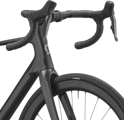 Detail eines Rennrad-Vorderteils mit Lenker und Rad. Detail eines Rennrad-Vorderteils mit Lenker und Rad.