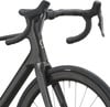 Detail eines Rennrad-Vorderteils mit Lenker und Rad.