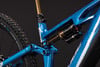 Detail des Rahmens eines blauen Mountainbikes mit Fox-Dämpfer.
