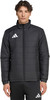 Ein Mann in einer schwarzen Steppjacke mit Adidas-Logo auf der Brust.