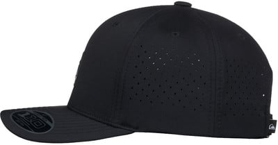 Schwarze Kappe mit Perforation und 110-Logo auf dem Schirm. Schwarze Kappe mit Perforation und 110-Logo auf dem Schirm.