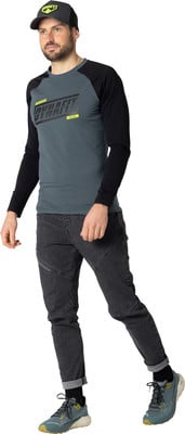 Mann mit Kappe, Langarmshirt und Jeans mit Turnschuhen. Mann mit Kappe, Langarmshirt und Jeans mit Turnschuhen.