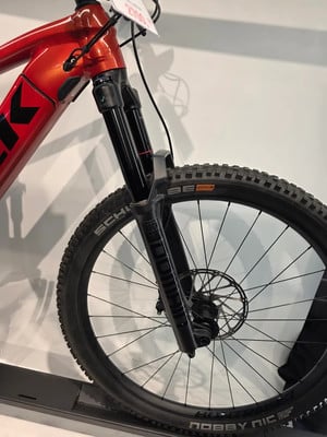 Detail eines roten Mountainbikes mit Federgabel. Detail eines roten Mountainbikes mit Federgabel.
